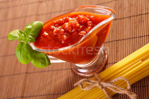Spagetti domates sosu İtalyan makarna taze fesleğen Stok fotoğraf © Amaviael