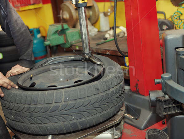 Pneu garage professionnels mécanicien automobile Auto réparation Photo stock © Amaviael