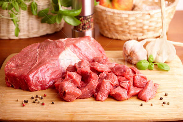Carne de vită taiere bord proaspăt usturoi Imagine de stoc © Amaviael