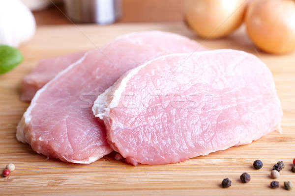 Foto stock: Crudo · cerdo · tabla · de · cortar · pimienta · carne