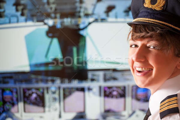 Légitársaság pilóta gyönyörű nő visel egyenruha kalap Stock fotó © Amaviael