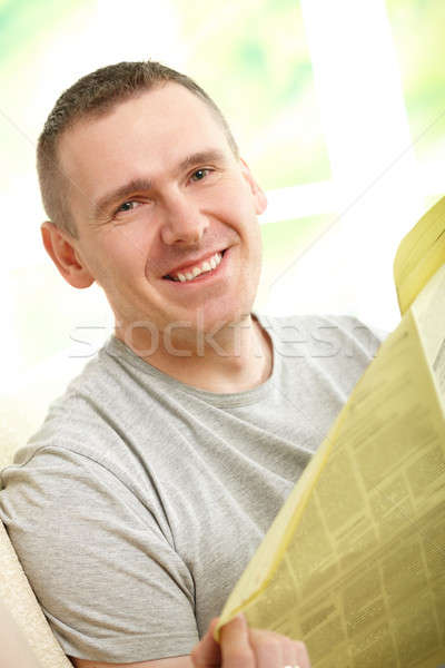 Foto stock: Homem · leitura · jornal · sessão · sofá · casa