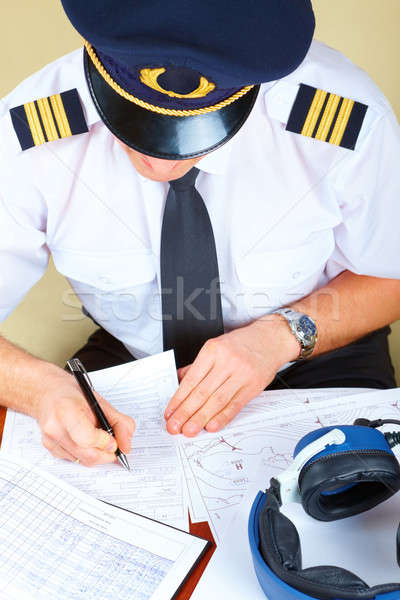 Fluggesellschaft Pilot Füllung Papiere tragen hat Stock foto © Amaviael