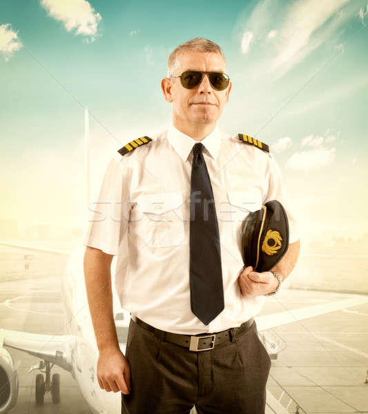 Vliegmaatschappij piloot vrolijk uniform permanente Stockfoto © Amaviael
