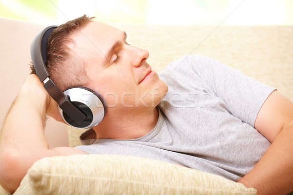 Stockfoto: Man · luisteren · muziek · hoofdtelefoon · gezicht