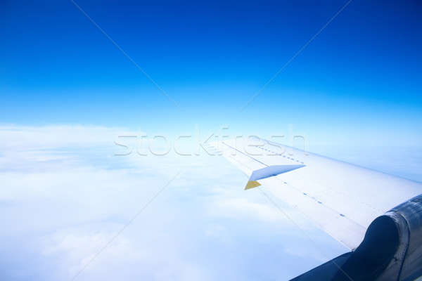 Avión ala cielo azul blanco nubes tecnología Foto stock © Amaviael