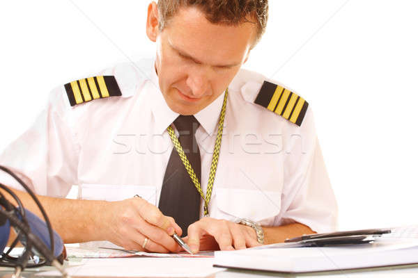 Fluggesellschaft Pilot Füllung Papiere tragen Krawatte Stock foto © Amaviael