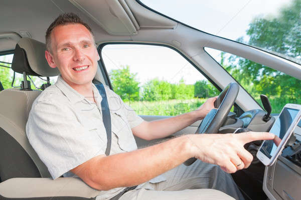 Man auto gelukkig mobiele navigatie gps Stockfoto © Amaviael