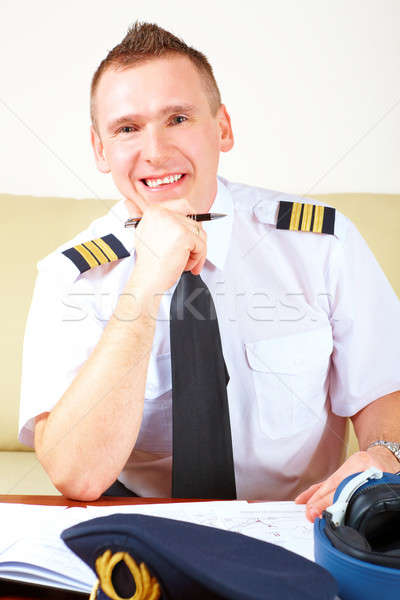 Stock fotó: Légitársaság · pilóta · tömés · papírok · visel · kalap