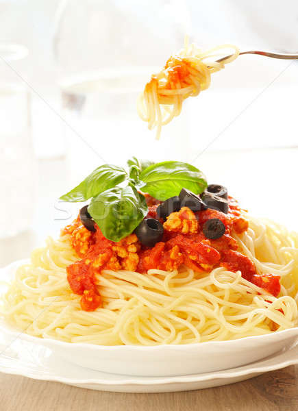 Spaghettis originale italien basilic olives noires fourche Photo stock © Amaviael