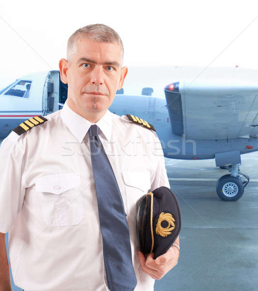 Companhia aérea piloto aeroporto uniforme homem Foto stock © Amaviael