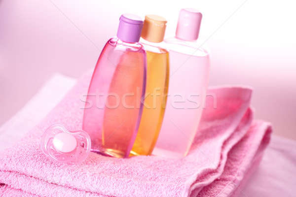 Foto stock: Bebé · atención · objetos · de · oliva · champú · gel