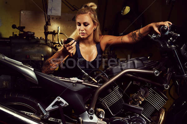 [[stock_photo]]: Blond · femme · mécanicien · moto · atelier