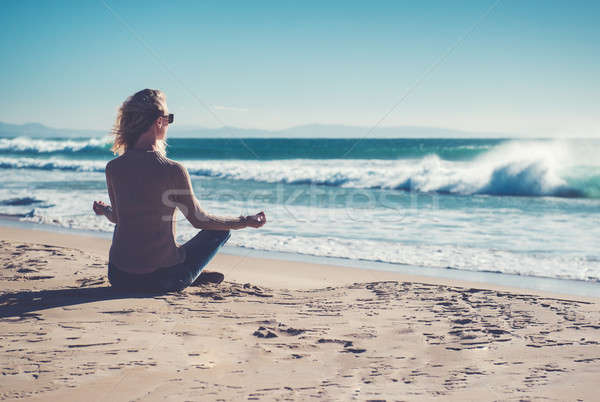 Jonge vrouw mediteren strand meisje voorjaar landschap Stockfoto © amok
