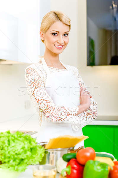 Jeune femme cuisine alimentaire régime cuisson [[stock_photo]] © amok