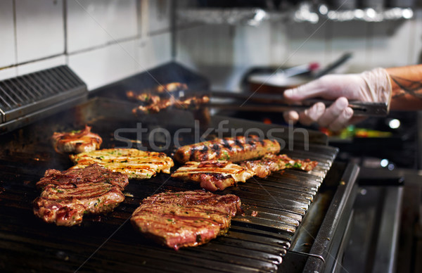 Viande barbecue chef mains cuisson restaurant Photo stock © amok