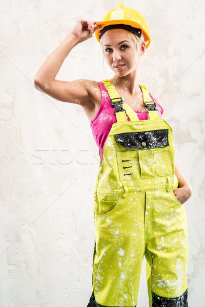 Kobiet pracownik budowlany stwarzające biały przestarzały ściany Zdjęcia stock © amok