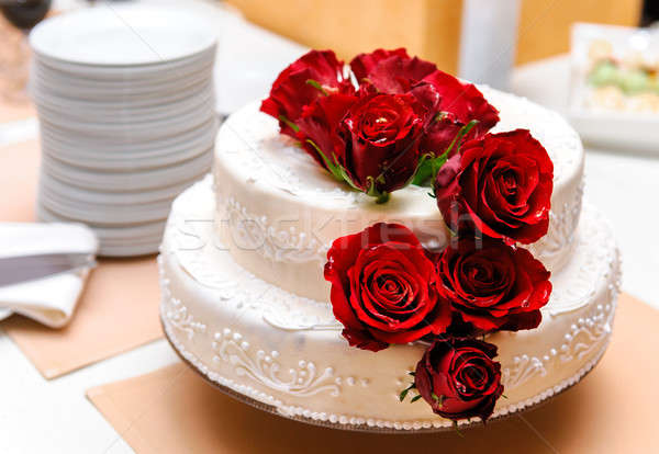 Bruidstaart ingericht rode rozen bloemen voedsel partij Stockfoto © amok