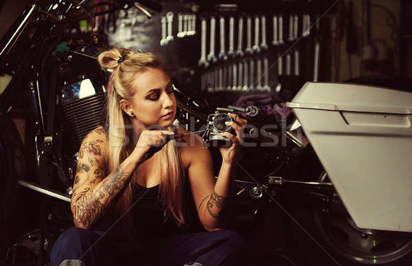 Stockfoto: Blond · vrouw · monteur · motorfiets · workshop