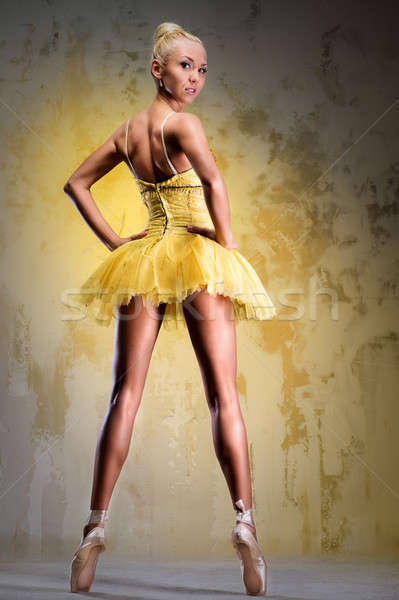 Gyönyörű ballerina citromsárga pont pózol idejétmúlt Stock fotó © amok