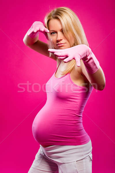 Gravidă femeie atragatoare manusi de cauciuc prezinta roz Imagine de stoc © amok