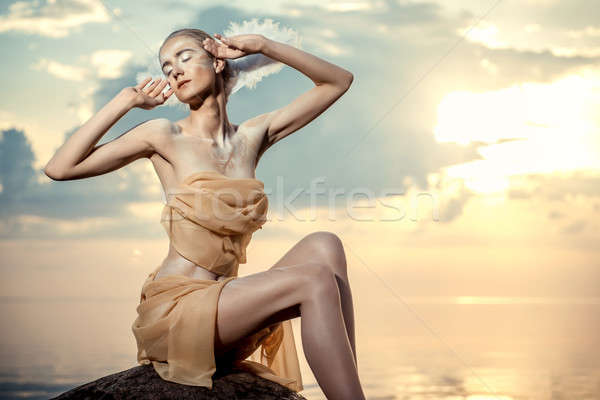 Jeunes belle femme cygne posant plage coucher du soleil [[stock_photo]] © amok