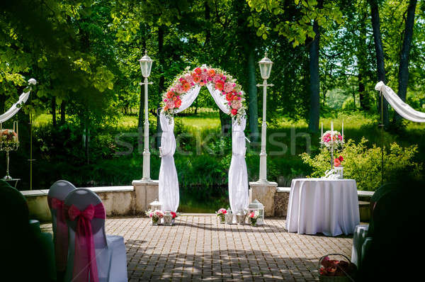 Nuntă arc în aer liber frumos alb Imagine de stoc © amok
