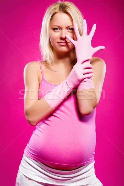 Zwangere aantrekkelijke vrouw rubberen handschoenen poseren roze Stockfoto © amok