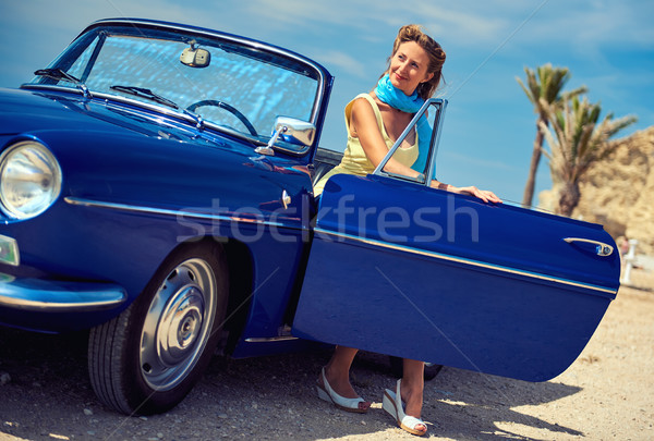 Bela mulher sessão retro cabriolé carro praia Foto stock © amok