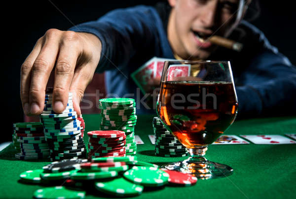 Zdjęcia stock: Poker · gracz · kasyno · młodych · palenia · alkoholu