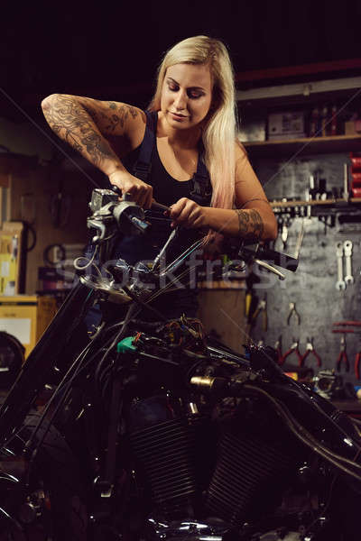 Stockfoto: Blond · vrouw · monteur · motorfiets · workshop