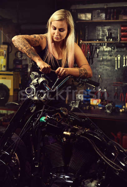 [[stock_photo]]: Blond · femme · mécanicien · moto · atelier