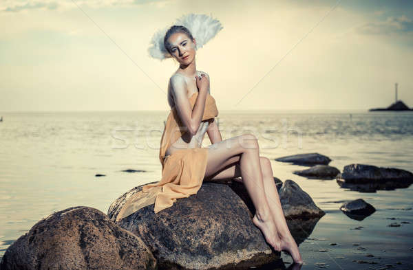 Jeunes belle femme cygne posant plage femme [[stock_photo]] © amok