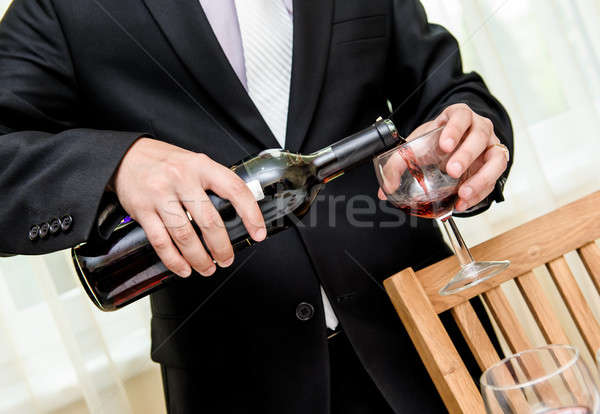 Foto stock: Hombre · vino · tinto · botella · vidrio · manos