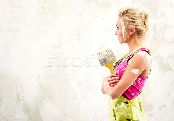 Stockfoto: Vrouwelijke · bouwvakker · penseel · witte · verouderd