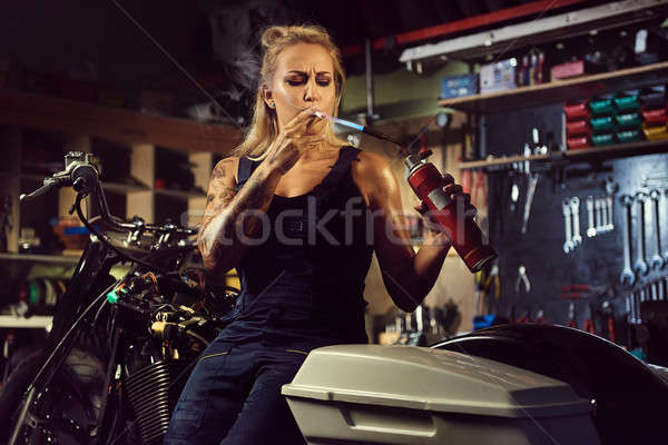 [[stock_photo]]: Femme · mécanicien · lumières · up · cigarette · gaz