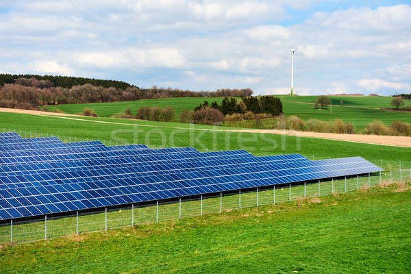 Panouri solare moară de vânt verde câmp cer iarbă Imagine de stoc © amok