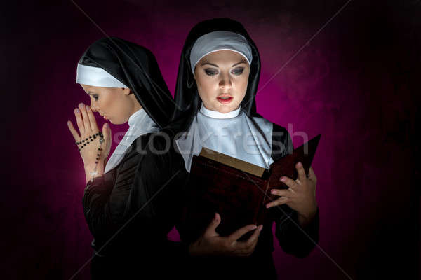 Foto stock: Dos · atractivo · jóvenes · cuentas · Biblia · rezando