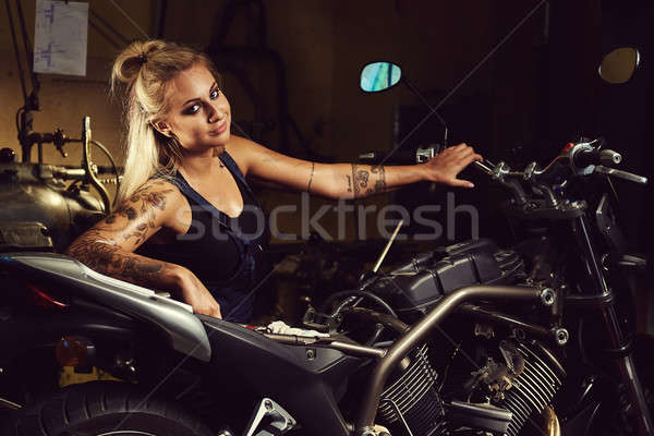 Сток-фото: женщину · механиком · мотоцикл · семинар · девушки