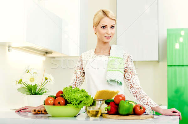 Fiatal nő étel diétázás egészséges életmód főzés otthon Stock fotó © amok