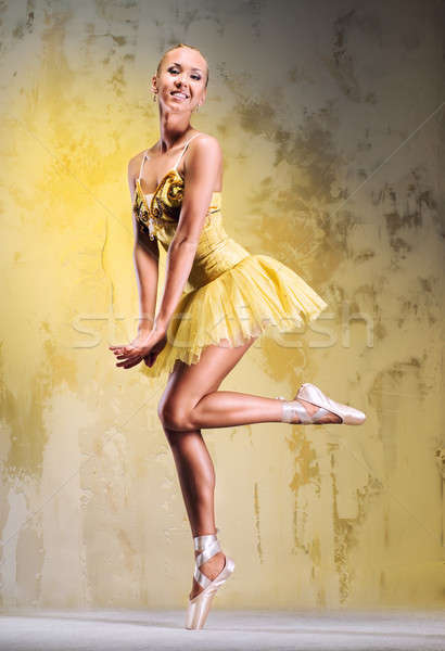 Gyönyörű ballerina citromsárga pont pózol idejétmúlt Stock fotó © amok