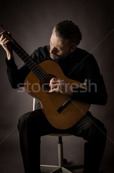 Guitariste studio portrait jouer musique guitare Photo stock © andreasberheide