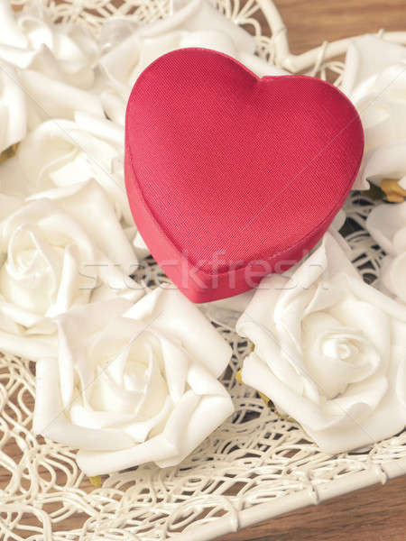 Vermelho coração caixa de presente branco rosas Foto stock © andreasberheide