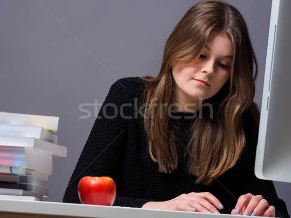 Vrouw werken kantoor jonge mooie vrouw computer Stockfoto © andreasberheide