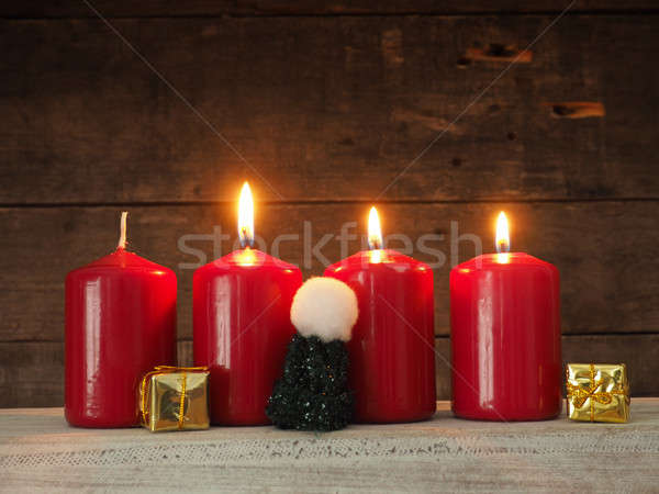 Patru roşu venire lumânări lemn rustic Imagine de stoc © andreasberheide