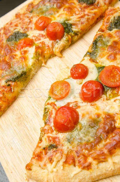 Pizza Mozzarella Tomaten würzig grünen Stock foto © andreasberheide