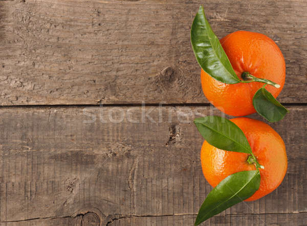 Orgánico naranja frutas frescos rústico mesa de madera Foto stock © andreasberheide