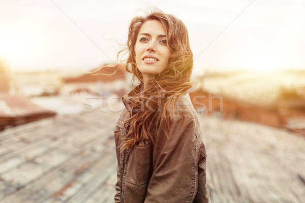Jonge aantrekkelijke vrouw genieten mooie stad Stockfoto © andreonegin