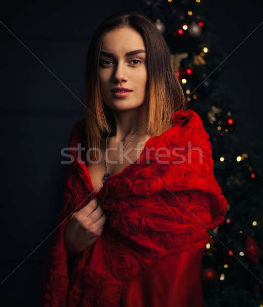 Foto stock: Mujer · hermosa · rojo · capa · flores · rojas · rosas · estudio