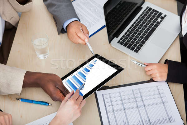 Többnemzetiségű üzlet kollégák megbeszél grafikon digitális Stock fotó © AndreyPopov